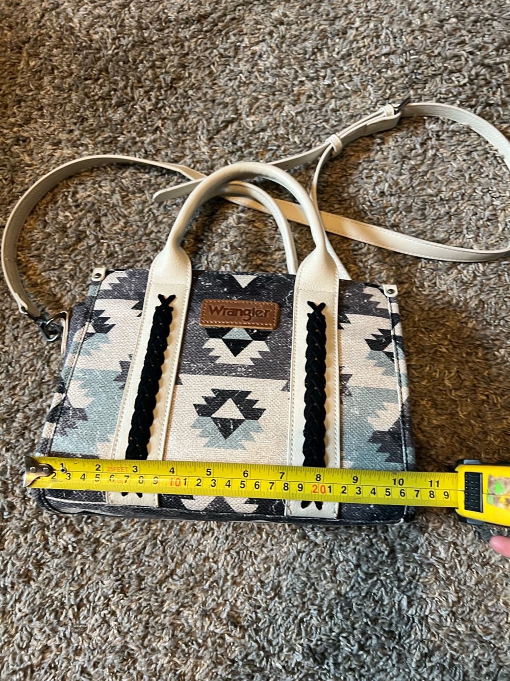 Wrangler Concealed Purse in an Aztec/Geometric Print Crossbody - Picture 7 of 9